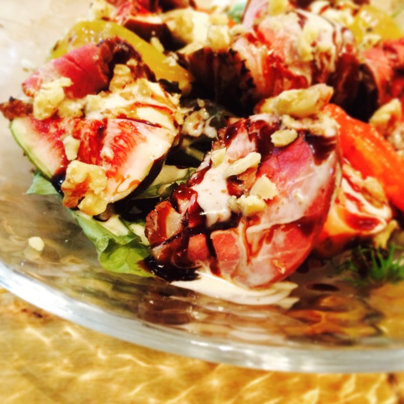 炙った鴨、いちじく、チーズ豆富のサラダ(フジ葡萄酒店)