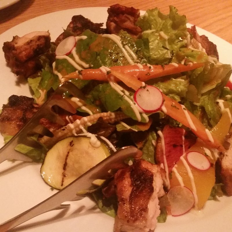 スパイシーチキンのファーマーズマーケットサラダ(マーサーブランチエビスヒルサイド)