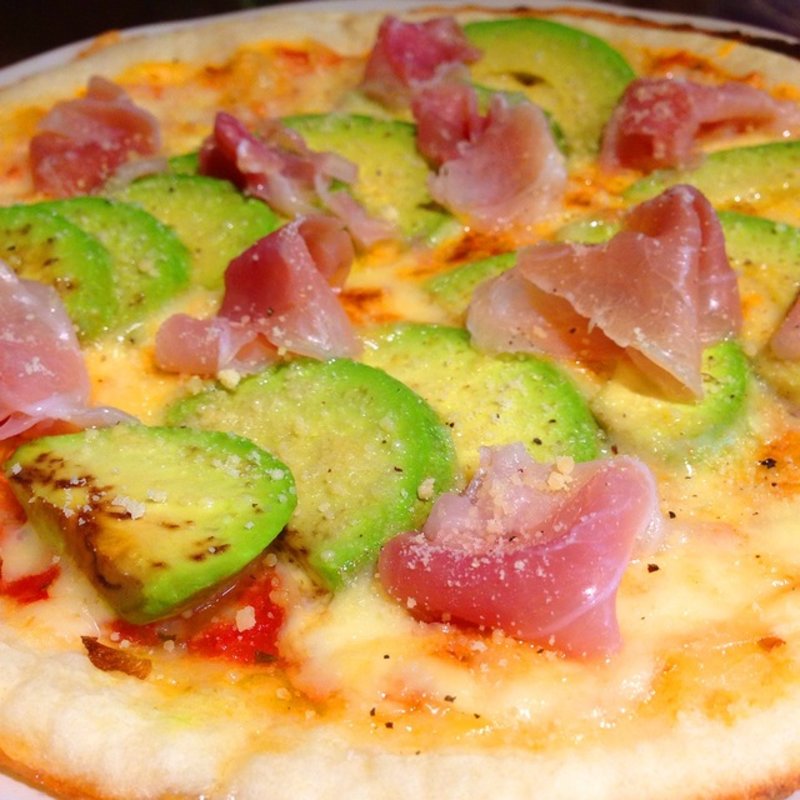 生ハムとアボカドのピザ(Public ARROW'S)