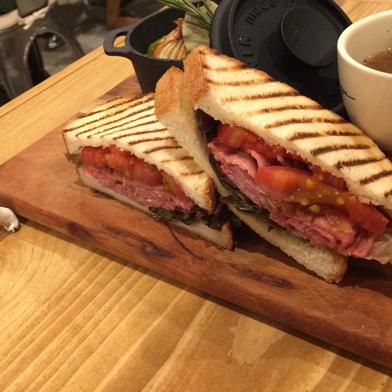 神戸牛ﾛｰｽﾄﾋﾞｰﾌとﾌﾚｯｼｭ野菜のｻﾝﾄﾞｲｯﾁ(ア・ラ・カンパーニュ 神戸ハーバーランドumie店)