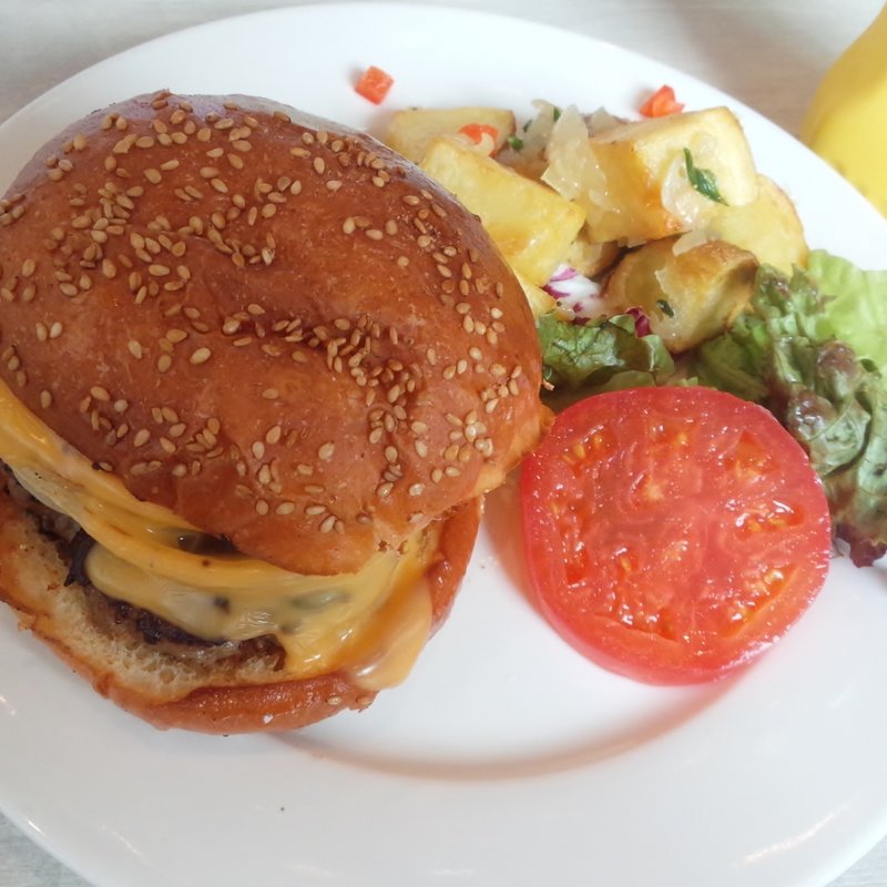 チーズバーガー(Cinnamon's Restaurant 横浜山下公園店)