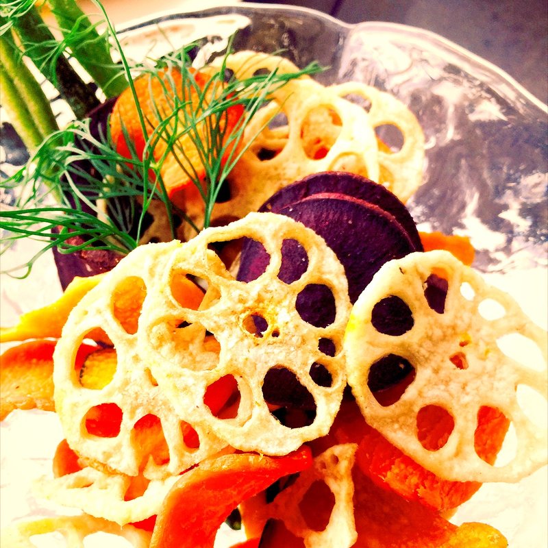 野菜チップスのバーニャカウダ(ラウンジ「エスタシオン カフェ」)