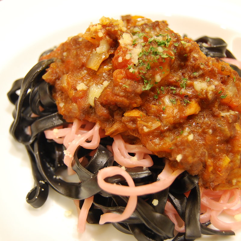 イカ墨パスタ　ボロネーゼ風(モロコバー )