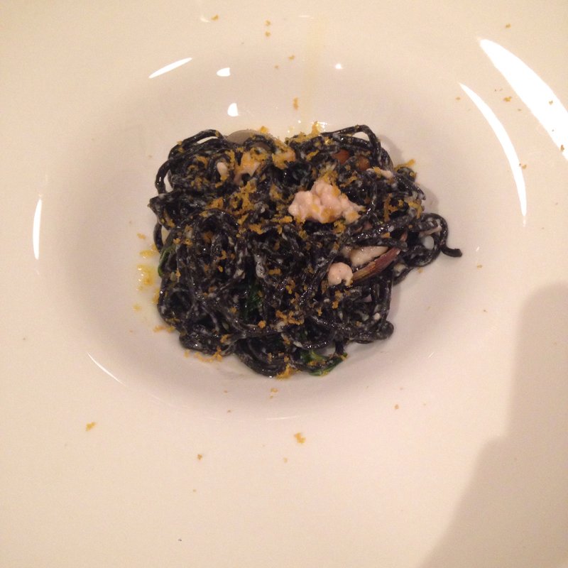 白子入りイカスミパスタ カラスミのせ(タベルナ ラ キアーヴェ)