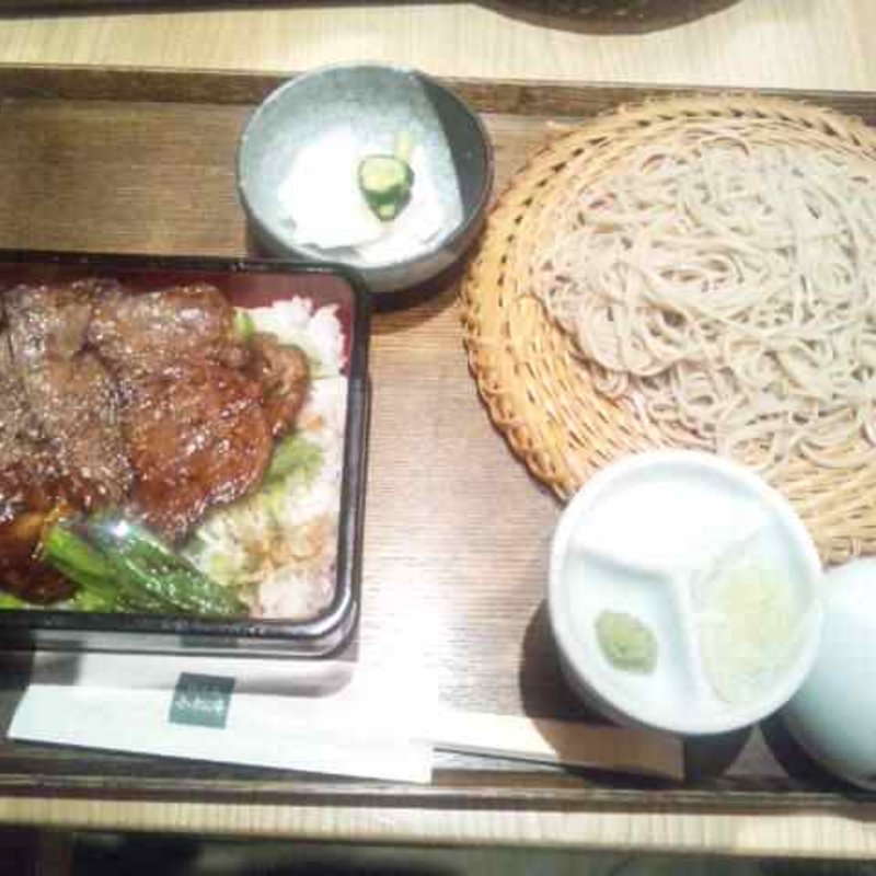 炙り牛肉重とおそば(小松庵総本家　二子玉川店)