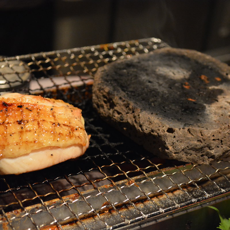 徳島県阿波尾鶏　地鶏モモ燻煙焼(肉ダイニング まーさん )