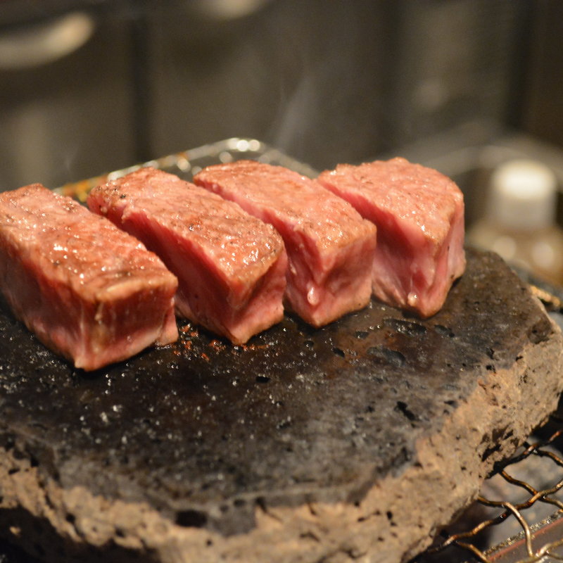 サーロインの溶岩焼(肉ダイニング まーさん )