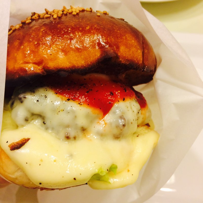 石垣牛モッツァレラチーズバーガー(ビン （Ishigakijima Kitchen Bin）)