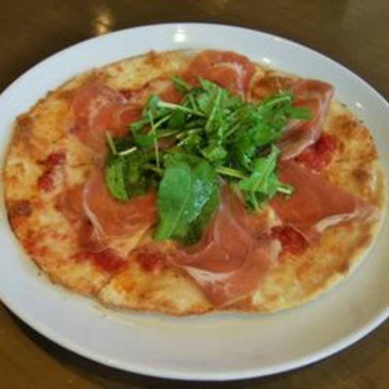 プロシュートとルッコラのピザ(Trattoria Vino)