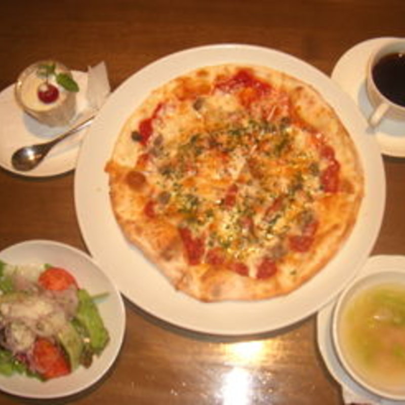 ベーコンとアンチョビのピザ(Trattoria Vino)