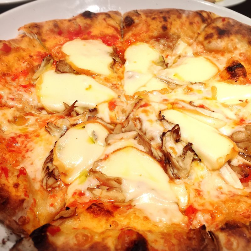 舞茸とモッツァチーズのトマトソースピッツァ(カプラチッチョ 自由が丘店 （Capra Ciccio）)