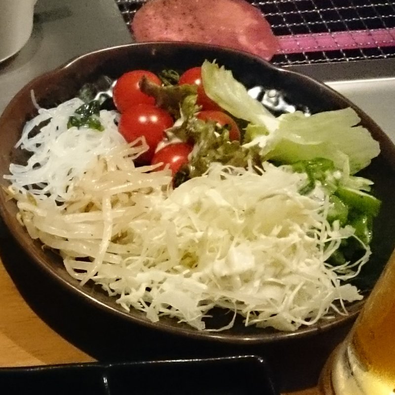 サラダバーはどのコースも食べ放題！(エンマル ららぽーと新三郷店 （BBQ restaurant ENMARU）)