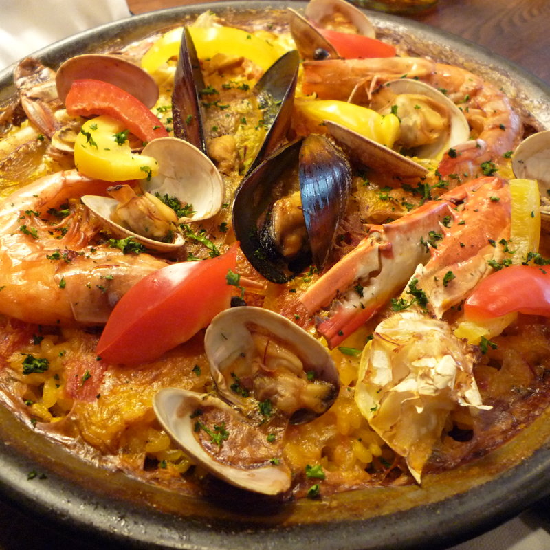 魚介たっぷりのパエジャ(魚介専門スペイン料理 マリスケリア ソル)