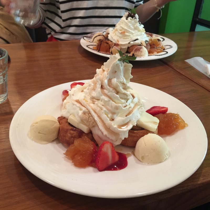 カルピスとヨーグルトクリームのパンケーキ(杜のごはん屋チェリッシュ珈琲)