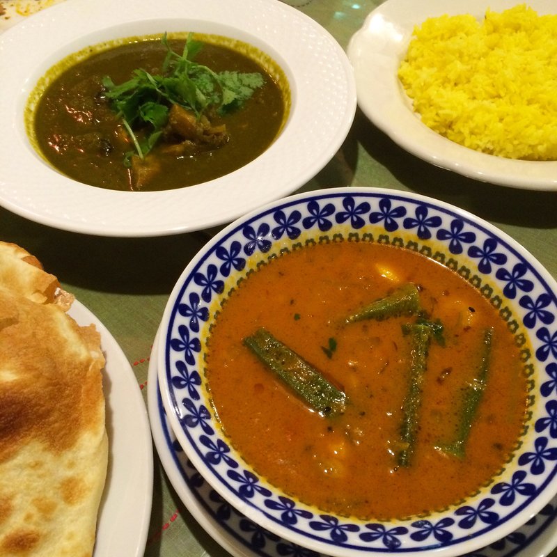 (手前)デロスカレー，(奥)パクチーチキン(ガラムマサラ)