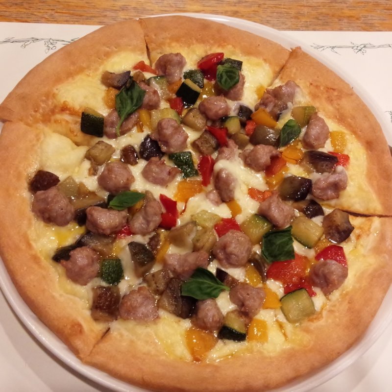 彩り野菜とサルシッチャのピザ(ヒッコリーファーム)