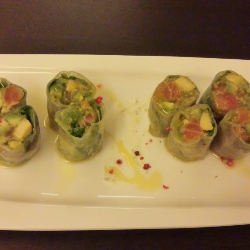 アボカドとサーモンのタルタル生春巻き(Loop )