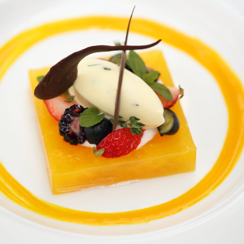 オレンジゼリー　フルーツ添え(エスカーレ ホテルモントレ赤坂店)