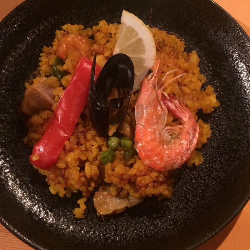 大鍋で炊き上げた特製パエリア(月島スペインクラブ)