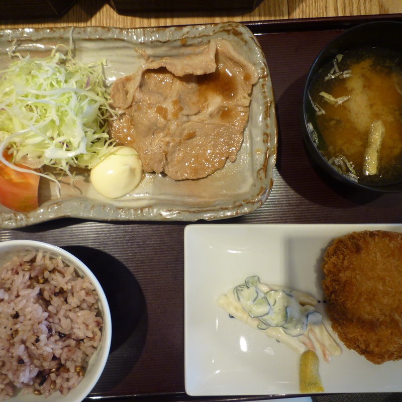 昼定食（豚の生姜焼き、メンチカツ）(大かまど飯 寅福 イオンモール幕張新都心店)
