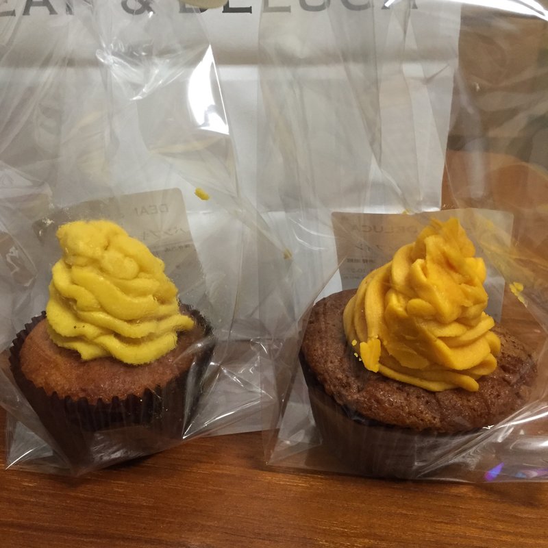 キャロットケーキマフィン（右）(DEAN & DELUCA 横浜)