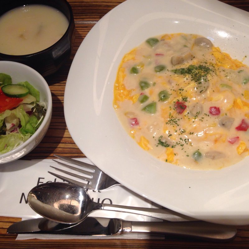 ホワイトチキンソースのオムライス(こく旨肉そば 日の陣)