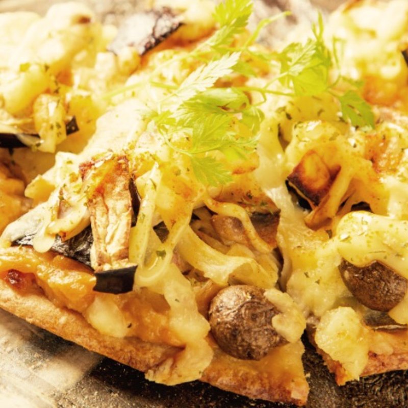 さんまの蒲焼きと秋野菜のピザ(江戸三座)