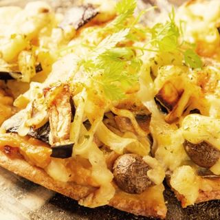 さんまの蒲焼きと秋野菜のピザ(江戸三座)