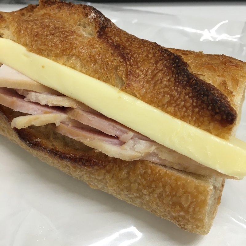 黄金色のバゲット ジャンボン・ブール(ブーランジェリー セイジアサクラ)