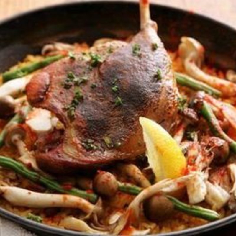 鴨のコンフィと色キノコのパエリア(スペインバル INICIO)