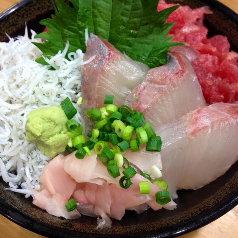 アジ、マグロ中落ち、しらすの三色丼(ふじやす食堂)