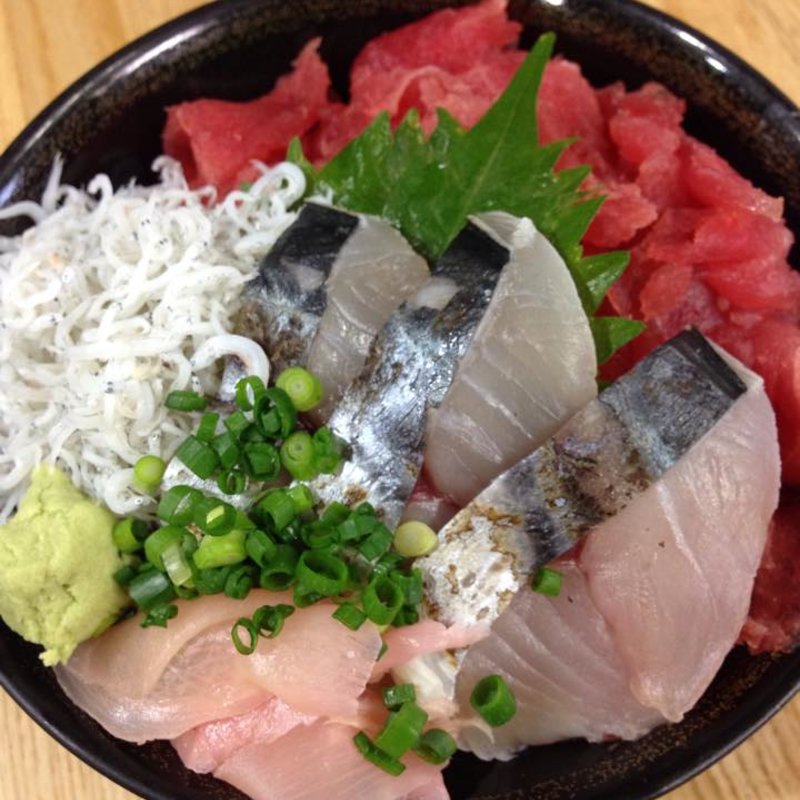 サワラ、マグロ中落ち、しらすの三色丼(ふじやす食堂)