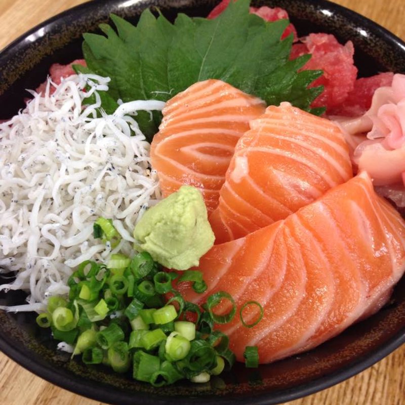 サーモン、マグロ中落ち、しらすの三色丼(ふじやす食堂)