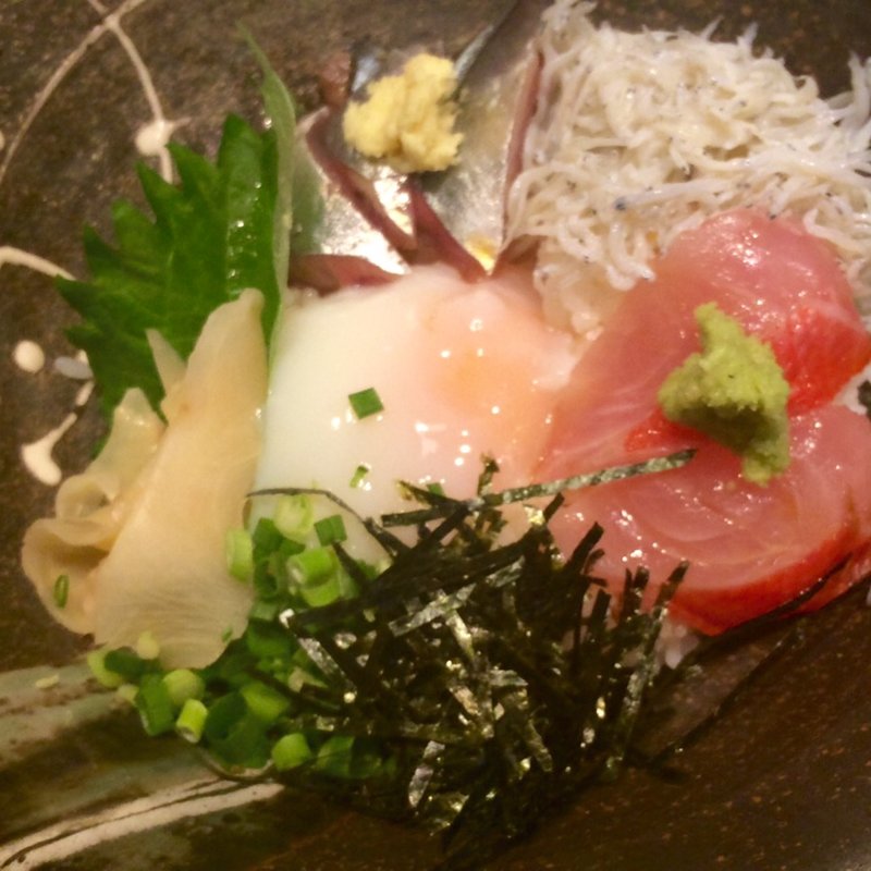 三色丼ぶり(魚と酒 はなたれ 丸の内本店)