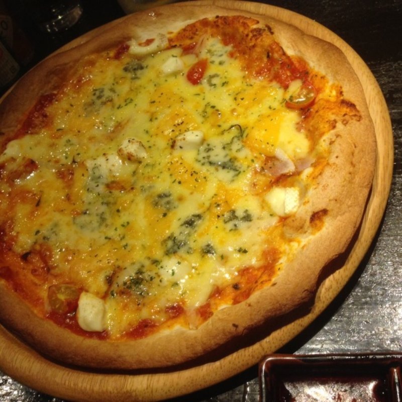 クワトロフロマージュピザ(今福酒場 ペイジ)