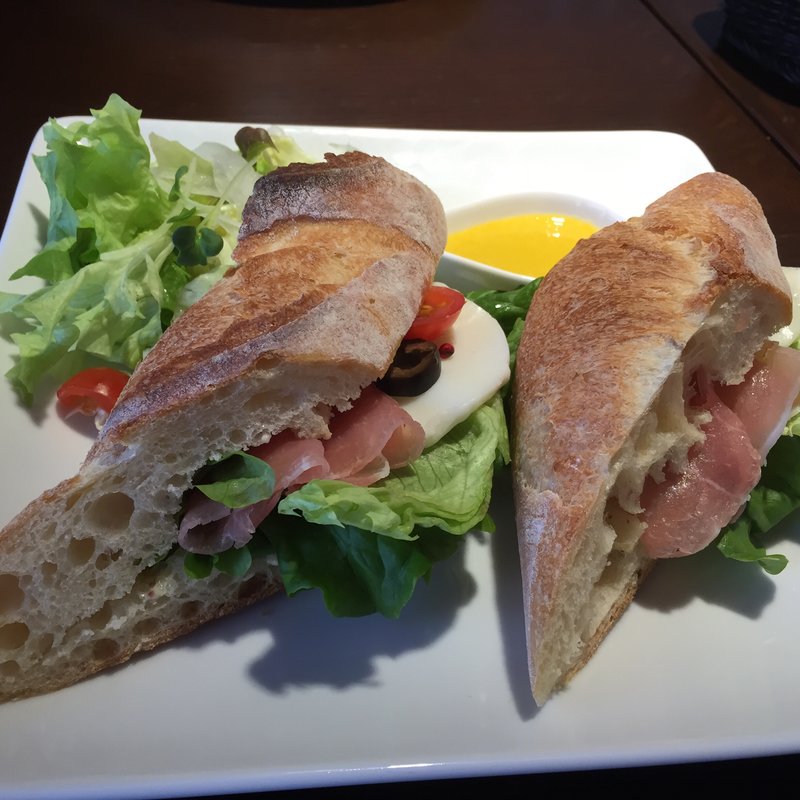 モッツァレラと生ハムのバケットサンド(コンプリアーノ （COMPLEANNO）)