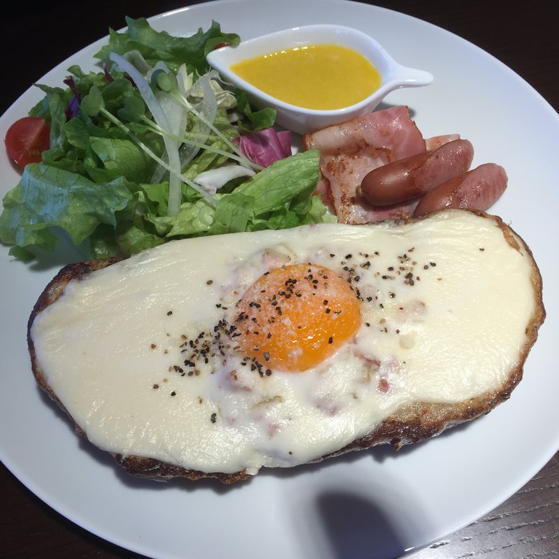 もちもちパンとホワイトソースが絶品『クロックマダム』(コンプリアーノ （COMPLEANNO）)