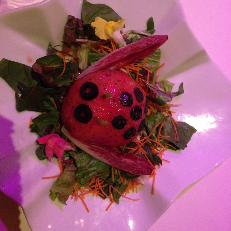 モッツレラとバジルのてんとう虫サラダ(舞踏の国のアリス)