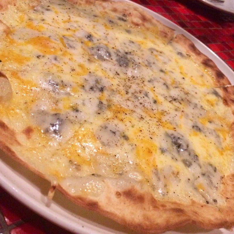 クアトロチーズのコカ　ハニーチポトレ(Hacienda del cielo MODERN MEXICANO)