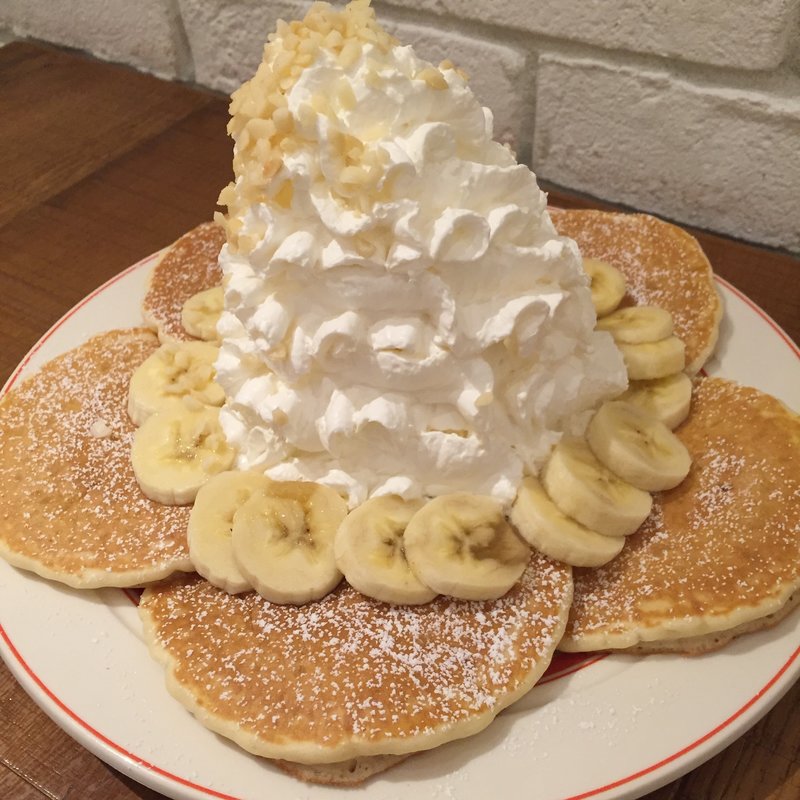 バナナ、ホイップクリームとマカデミアナッツ(Eggs 'n Things 京都四条店)