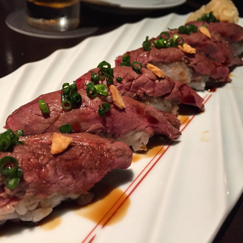 仙台牛の炙り寿司(折衷Barシヅクトウヤ （セッチュウバー シヅクトウヤ）)