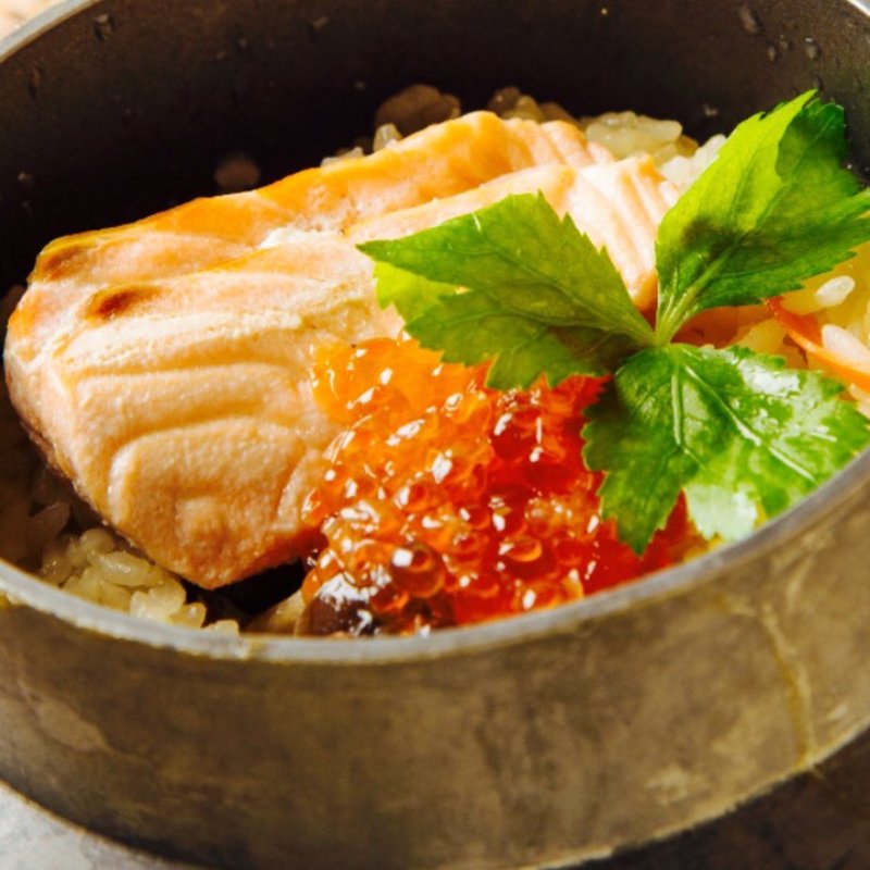 秋鮭とイクラの釜飯(江戸三座)