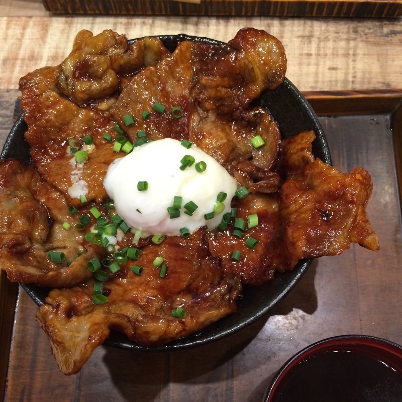 豚丼 半熟卵のせ(北海道の空 イオンモール幕張新都心店)
