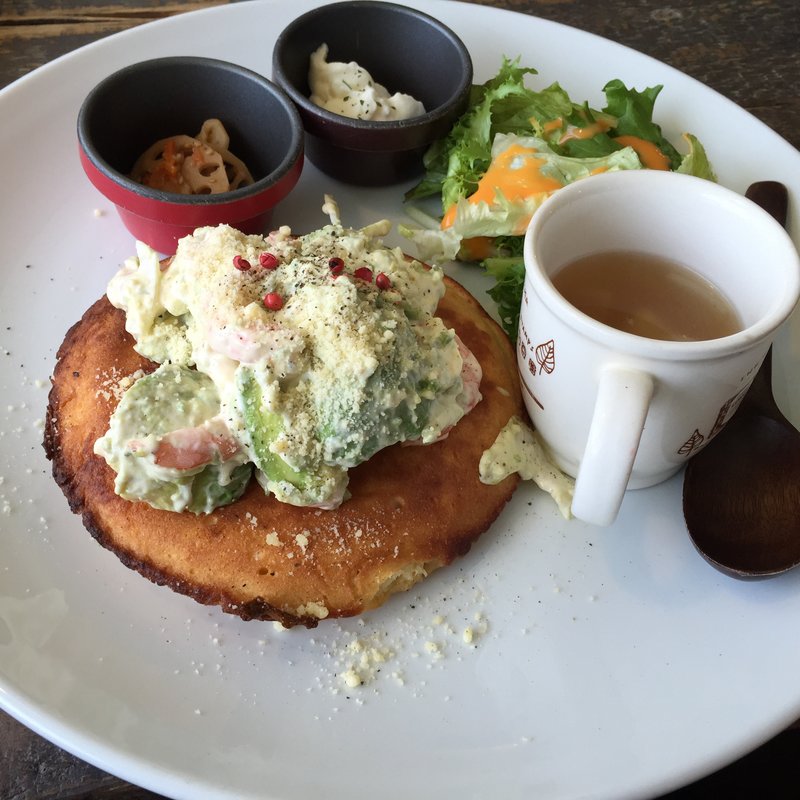 えびとアボカドのパンケーキ(カフェ パンプルムゥス 仙台 （Cafe Pamplemousse）)