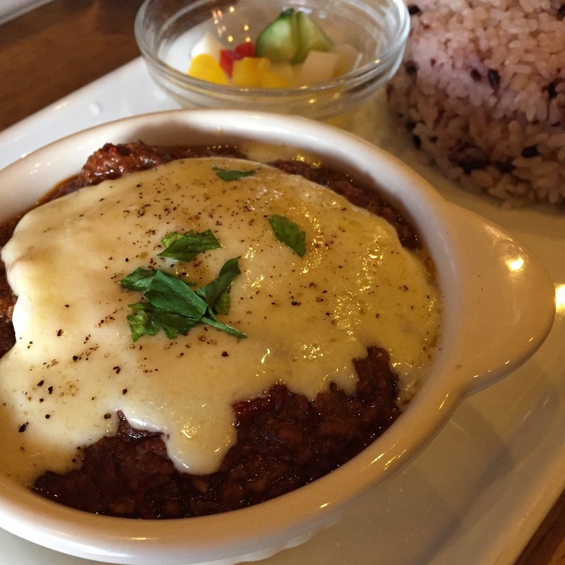 チーズキーマカレー(温玉付き)(+ebi-ro （エビイロ）)