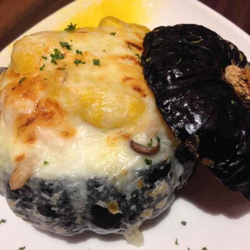 カボチャのケースに詰めたサーモンとキノコ・カボチャのニョッキのグラタン仕立て(スペイン料理＆バル ローザ・ローハ)