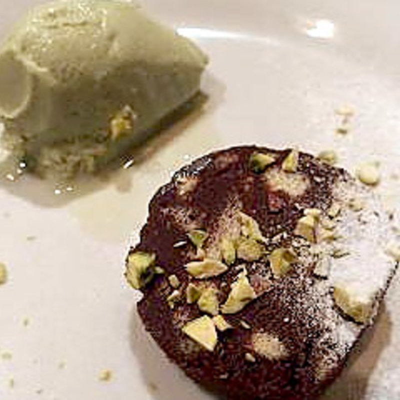 自家製チョコレートのサラミ　ピスタチオのジェラート添え(ラ・バレーナ)