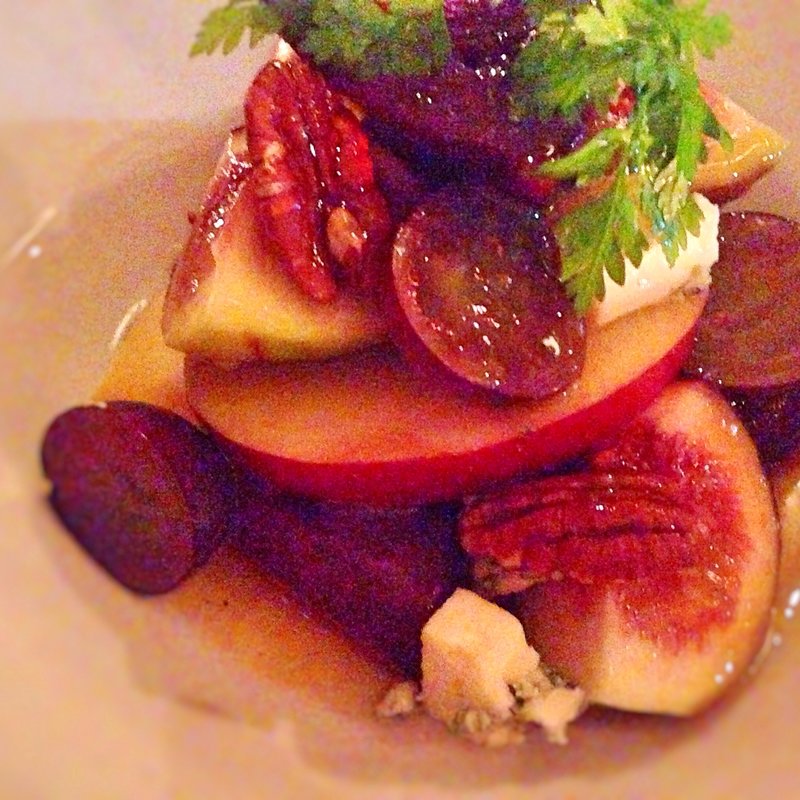 季節フルーツとローストビーツのサラダ(HOFF)