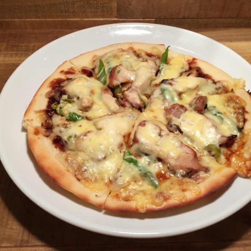 照り焼きチキンのピザ(地下の隠れ家 肉バル ビストロ酒場GABU2 柏)