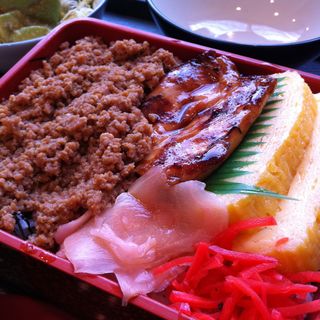 ランチそぼろ重(つきしま神田川)